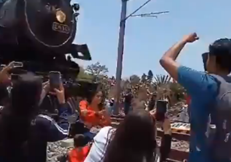 UNA MUJER FALLECE ATROPELLADA POR UN TREN EN MÉXICO MIENTRAS SE TOMABA ...