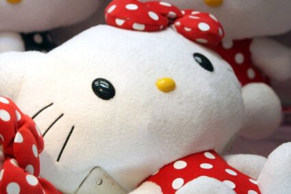 «Hello Kitty Celebra 50 Años y Ejecutiva de Sanrio Revela: ‘¡No es una Gatita!'»