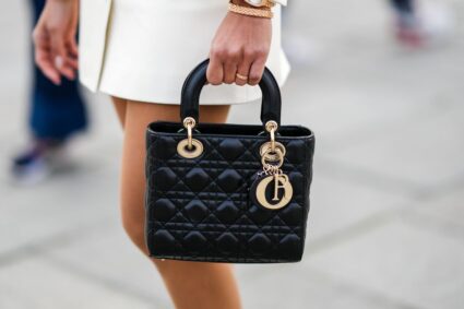 Fiscales italianos revelan que Dior produce bolsos por 57 dólares y los vende por 2,780