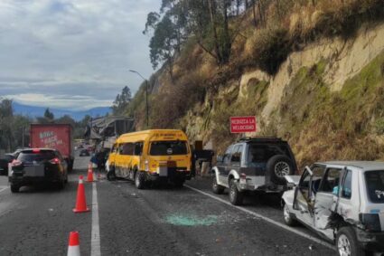 Choque Masivo en la Av. Simón Bolívar: Siete Vehículos Atrapados en Impactante Accidente