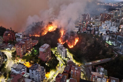 Incendios en Quito dejan cuatro viviendas destruidas y varios heridos en dramático episodio