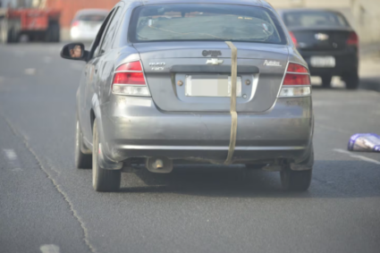 Placas con letras y números borrados o tapadas con adhesivos y telas circulan a diario en zonas de Guayaquil a pesar de controles