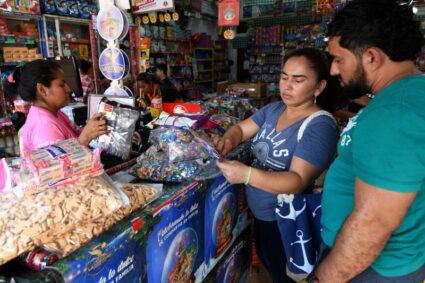 Festejos escolares y barriales activan la venta en confiterías: oferta va desde $ 0,50 hasta $ 8 en sorpresas navideñas