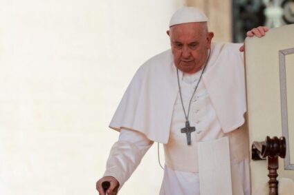 “El papa no está fuera de peligro”, médicos del papa Francisco dan reporte sobre su estado de salud.