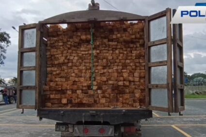 Policía de Ecuador incauta una tonelada de cocaína escondida en un camión que transportaba madera