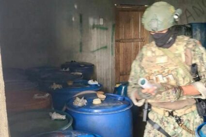 Fuerzas Armadas detectan bodega clandestina con casi 4 000 galones de combustible en Esmeraldas