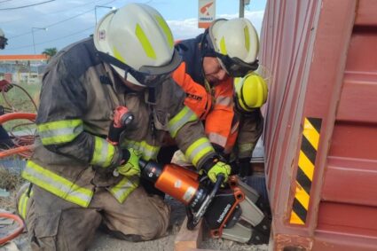 Mujer muere aplastada por contenedor que se desprendió de un tráiler en la vía Perimetral de Guayaquil