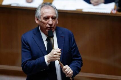 Francia reduce gastos sociales, congela pensiones y elimina festivos en drástico plan de austeridad