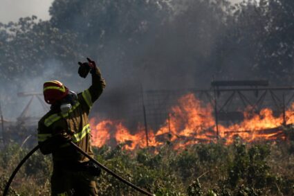 Incendio forestal en Grecia obliga a evacuar a más de 1.200 personas cerca de Atenas