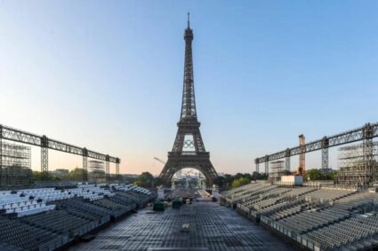 Turistas detenidos tras escalar la Torre Eiffel y saltar al amanecer