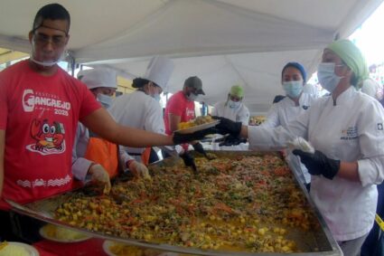 Naranjal bate récord Guinness con la ensalada de cangrejo más grande del mundo