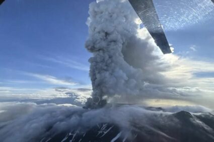 El volcán Krasheninnikov despierta tras aproximadamente 600 años y expulsa cenizas a 6 km de altura
