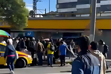 Valla publicitaria se desploma sobre manifestantes durante convocatoria en Quito