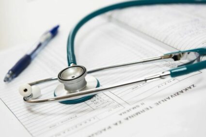 Estudiantes de Medicina ecuatorianos en Argentina lanzan protocolo contra deportación en medio de polémica por exámenes