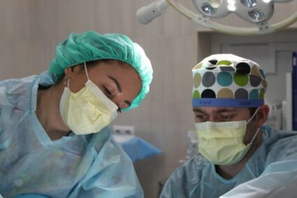 Ecuador implementa por primera vez residencias médicas remuneradas en la red pública de salud