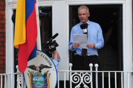 Juez español ordena juicio contra empresa por espionaje a Julian Assange en la Embajada del Ecuador en Londres