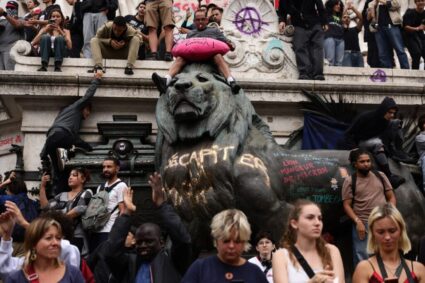 Francia paralizada: casi 200 detenidos en protestas ‘Bloquemos todo’ contra los recortes y el nuevo Gobierno