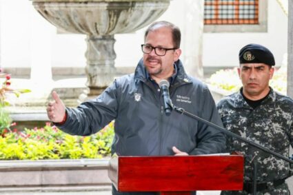 Ministro John Reimberg revela que colegios están siendo usados como centros de acopio de droga y refuerza vigilancia en planteles