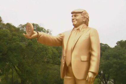 Una estatua dorada de Trump con un Bitcoin causa revuelo frente al Capitolio en EE.UU