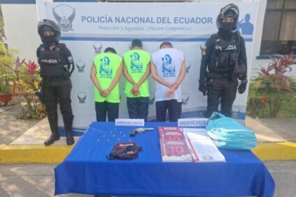 Tres estudiantes son detenidos con un revólver y municiones en un colegio de Guayaquil