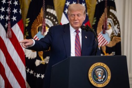 Trump amenaza con retirar licencias a cadenas de televisión que lo critican, desatando debate sobre libertad de prensa