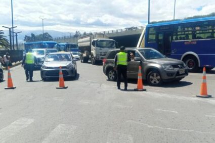 Transportistas bloquean la Panamericana Norte y avenida Simón Bolívar en Quito por eliminación del subsidio al diésel