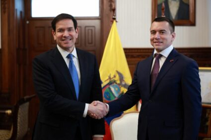 Riesgo país de Ecuador cae a 733 puntos tras visita de Marco Rubio