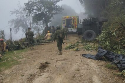 Militar muere en Azuay tras accidente de vehículo táctico tras operativo contra minería ilegal