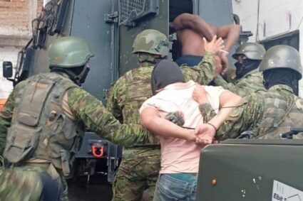 Ejército de Ecuador detiene a presuntos integrantes del Frente Oliver Sinisterra en operativo contra minería ilegal en Buenos Aires, Imbabura
