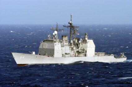 EE. UU. refuerza su poder naval en el Caribe con buque lanzamisiles en un despliegue estratégico