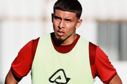 Jeremy Sarmiento inicia su etapa en Italia con poco protagonismo y permanece ausente de la Selección de Ecuador