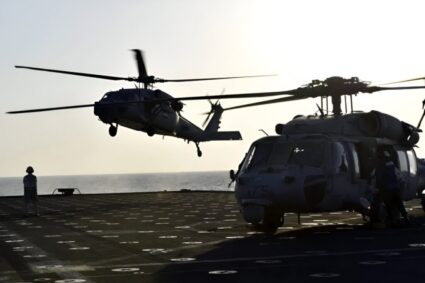 EE. UU. despliega helicópteros de combate cerca de Venezuela en medio de fuerte tensión regional