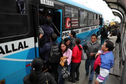 Transportistas de Lima paralizan operaciones por ola de ataques criminales