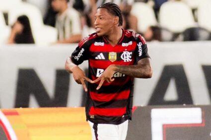 Goles sí, pero otra expulsión: Gonzalo Plata vio la roja tras una dura entrada a Robert Arboleda en el empate del Flamengo.