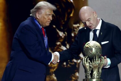 Donald Trump recibe el primer Premio FIFA de la Paz previo al sorteo del Mundial 2026