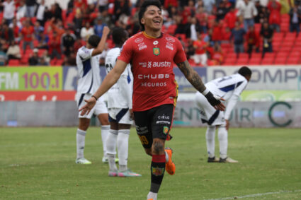 Alejandro Tobar, mediocampista ecuatoriano, es presentado como nuevo refuerzo de Liga de Quito para 2026