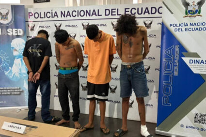 Cuatro jóvenes son aprehendidos tras un ataque armado en el Batallón del Suburbio de Guayaquil; uno tenía medidas sustitutivas por tenencia ilegal de armas