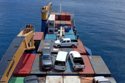 Contenedores con carga caen al mar tras incidente de un buque cerca de San Cristóbal, Galápagos