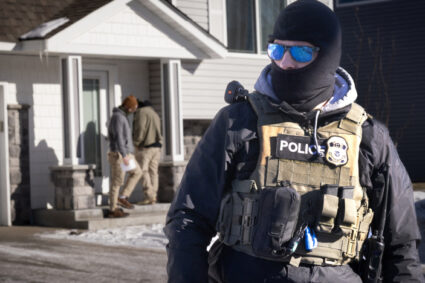 Consulado de Ecuador en Minneapolis pide a migrantes reportar detenciones de menores en medio de tensión por operativos de ICE