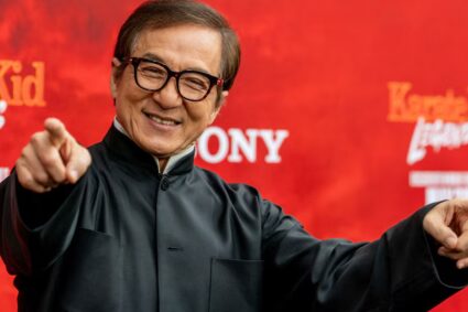Jackie Chan grabó una canción que solo será publicada el día de su muerte — su mensaje final al mundo