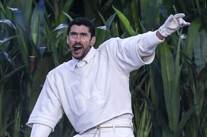 Bad Bunny deslumbra en el Super Bowl con un conjunto diseñado por Zara en su histórica actuación