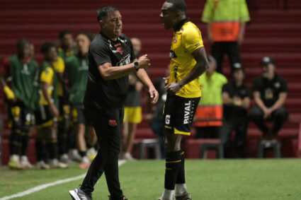 La CONMEBOL abrió un expediente disciplinario a César Farías y Barcelona SC tras su serie en la Libertadores