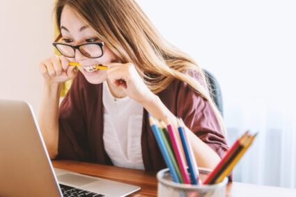 Estudios sugieren que la Generación Z podría ser una de las más preparadas de la historia, aunque enfrenta retos laborales
