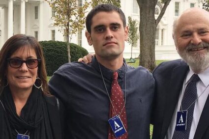 Hijo de Rob Reiner se declara no culpable del asesinato de sus padres en un impactante caso judicial