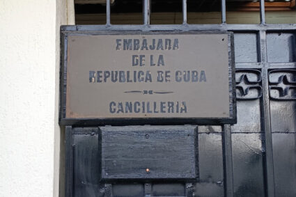Cuba rechaza expulsión de su misión diplomática en Ecuador