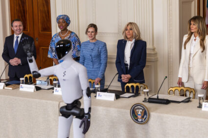 Melania Trump sorprende al aparecer con un robot humanoide en la Casa Blanca durante cumbre de IA