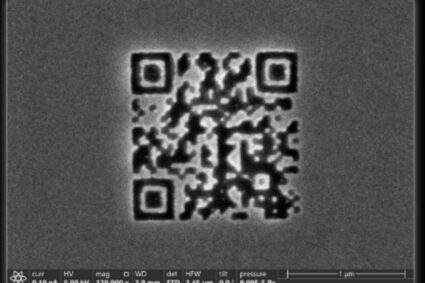 Un equipo de científicos de la Universidad Técnica de Viena y la empresa Cerabyte logró fabricar el código QR más pequeño jamás registrado