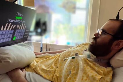 Electrodos conectados al cerebro permiten a personas con parálisis teclear con la mente